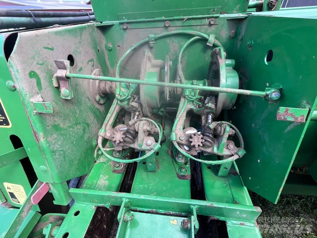 John Deere 359 Pressere til firkantede baller