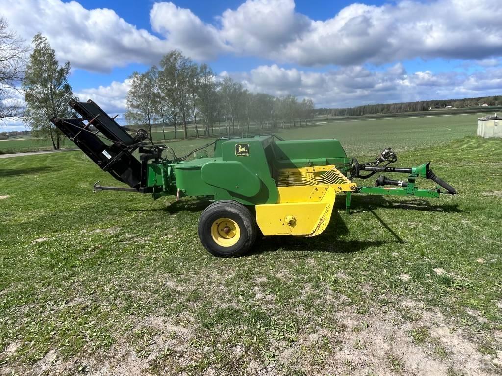 John Deere 359 Pressere til firkantede baller