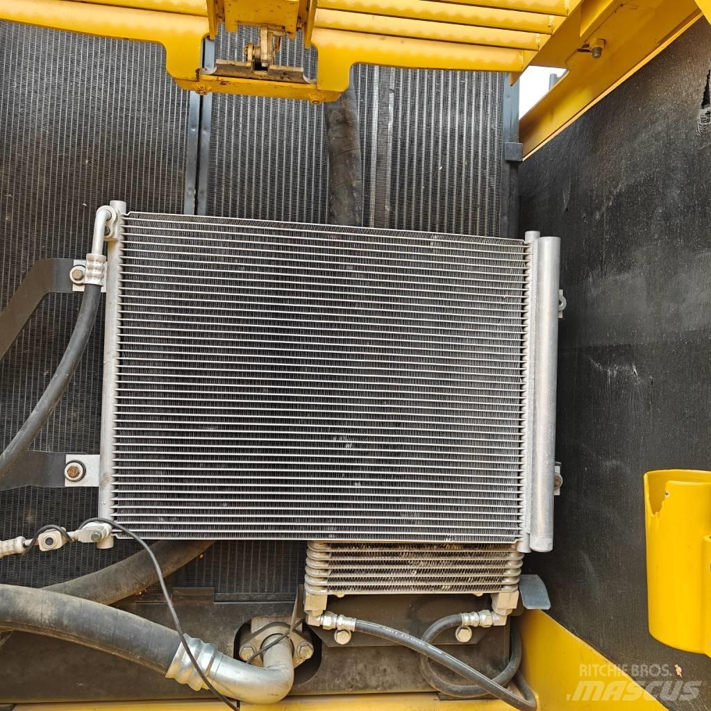 Komatsu 220-8 Gravemaskiner på larvebånd