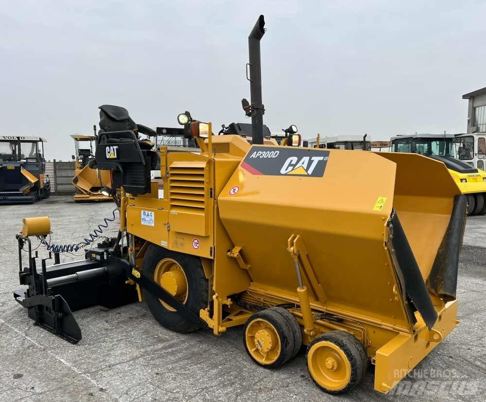 CAT AP 300D Asfaltudlæggere