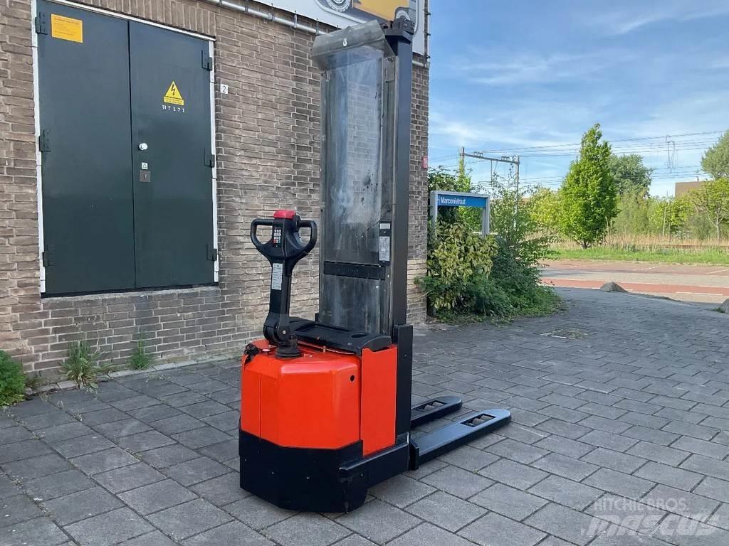 Toyota BT SWE120L Gaffelstabler med gående fører