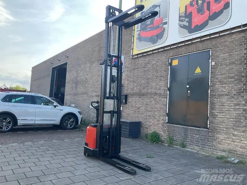 Toyota BT SWE120L Gaffelstabler med gående fører