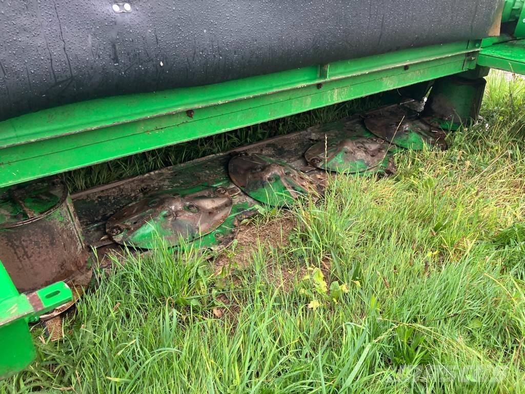 John Deere 1365 Monterede og efterspændte slåmaskiner