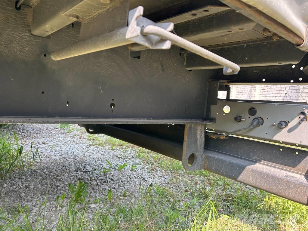 Kögel SN 24 Semi-trailer med Gardinsider
