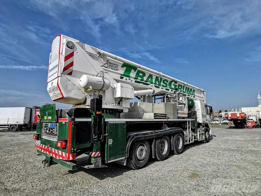 Bronto S70 XDT Kompakte selvkørende bomlifte