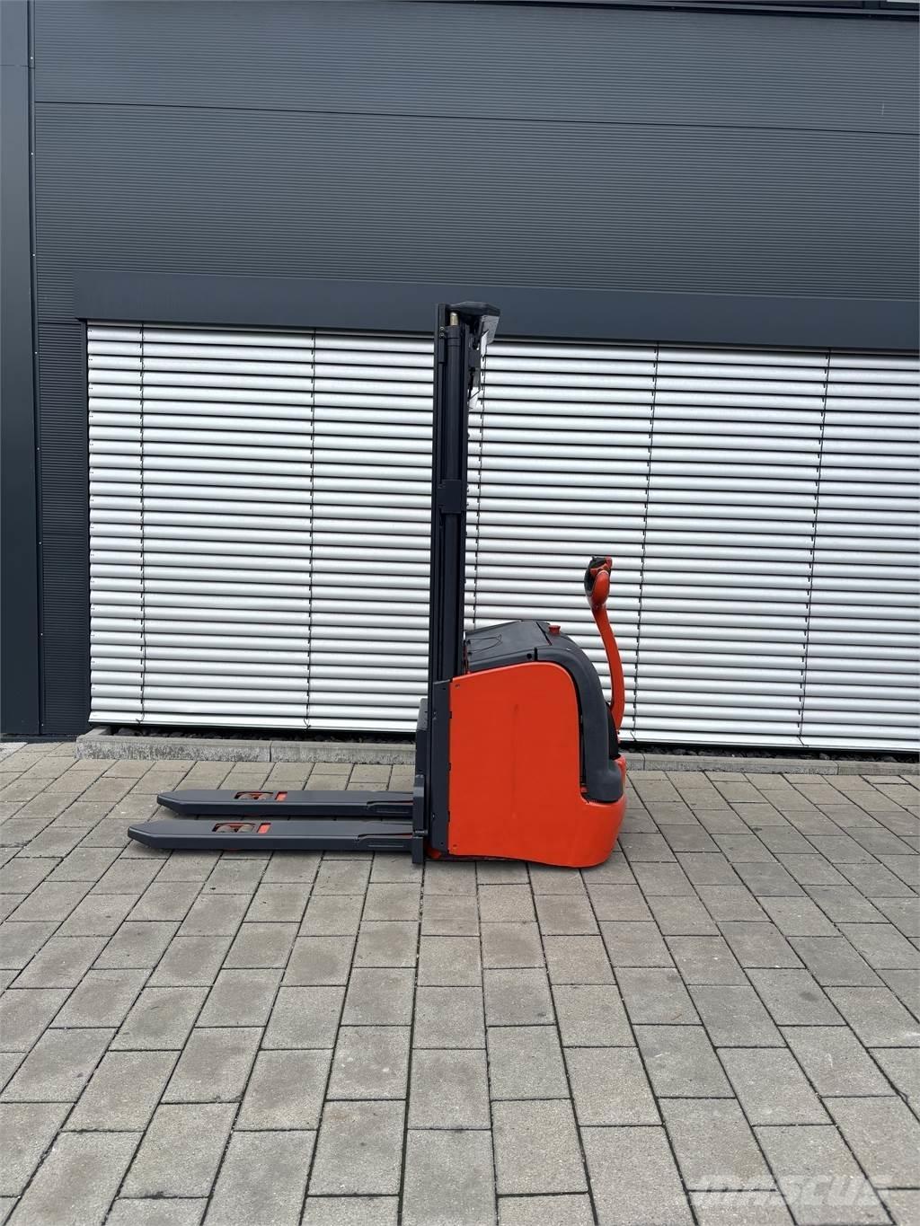 Linde L16 Selvkørende stablere