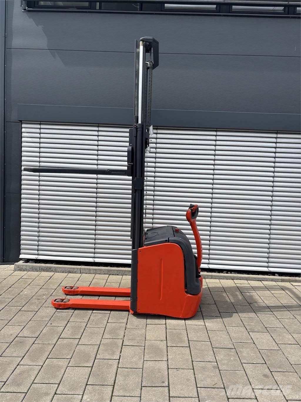 Linde L16 Selvkørende stablere