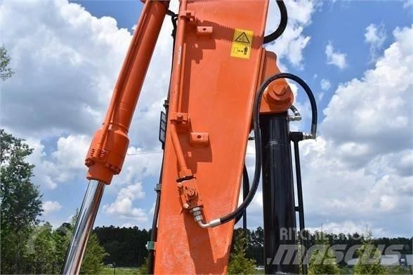 Hitachi ZX 135 Gravemaskiner på larvebånd