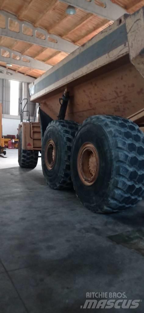 CAT 740 Terrængående lastbiler