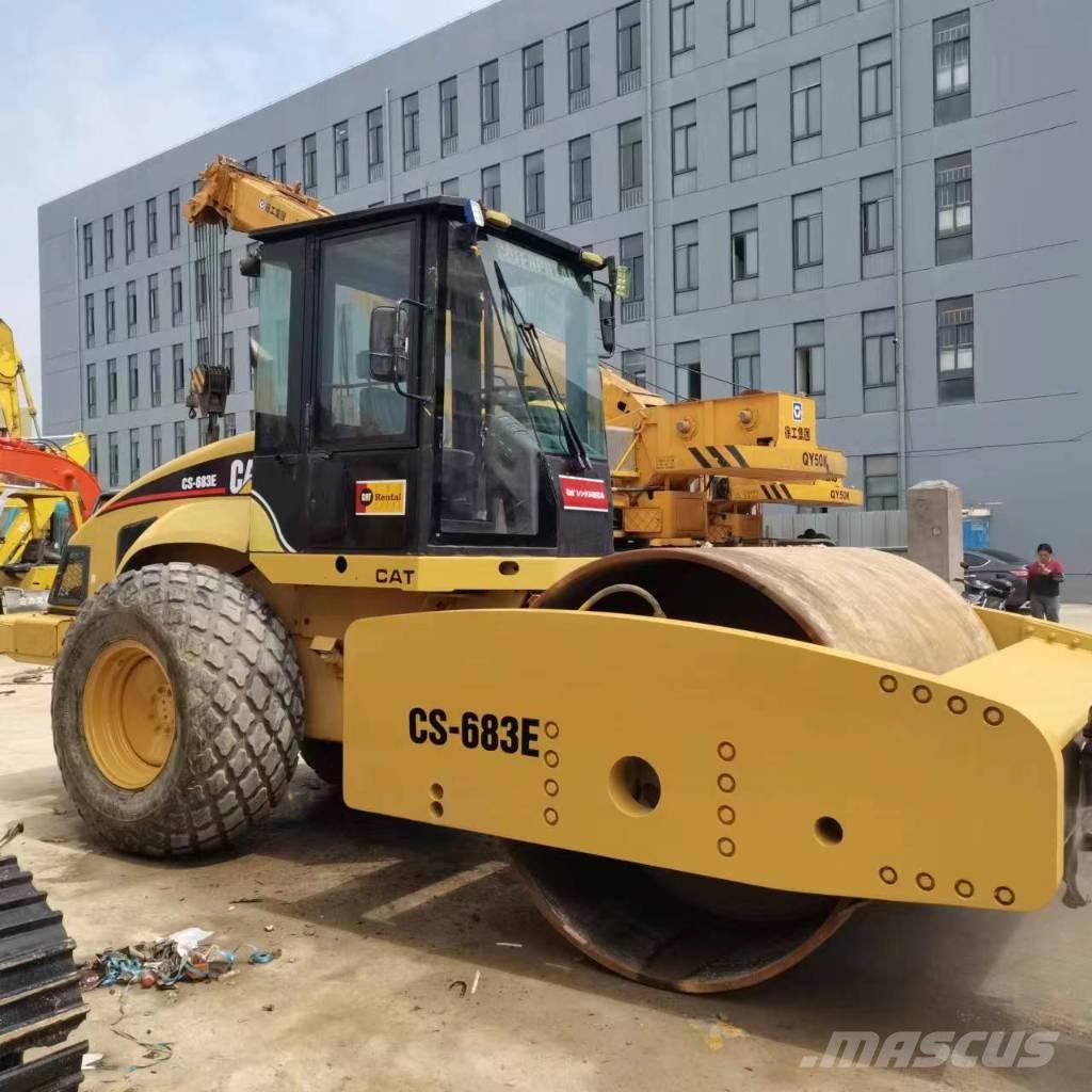 CAT CS 683 E Enkelt tromle
