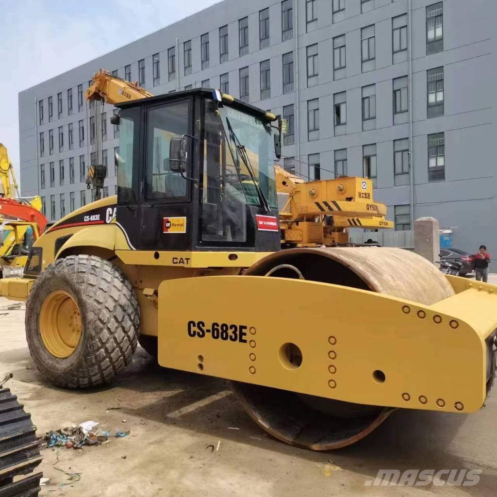 CAT CS 683 E Enkelt tromle