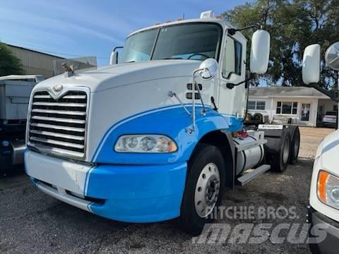 Mack CXN613 Trækkere