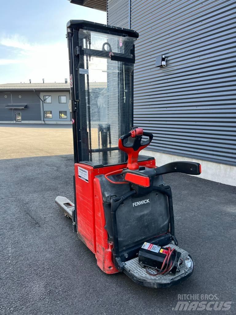 Linde L16AP Selvkørende stablere