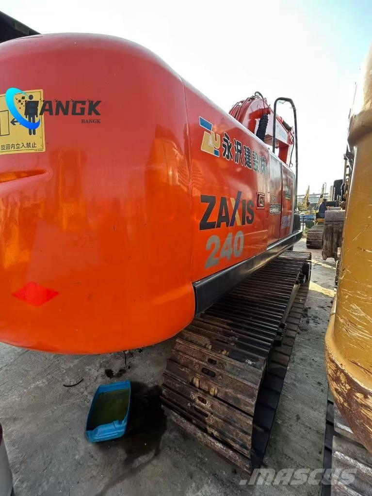 Hitachi ZX 240 Gravemaskiner på larvebånd