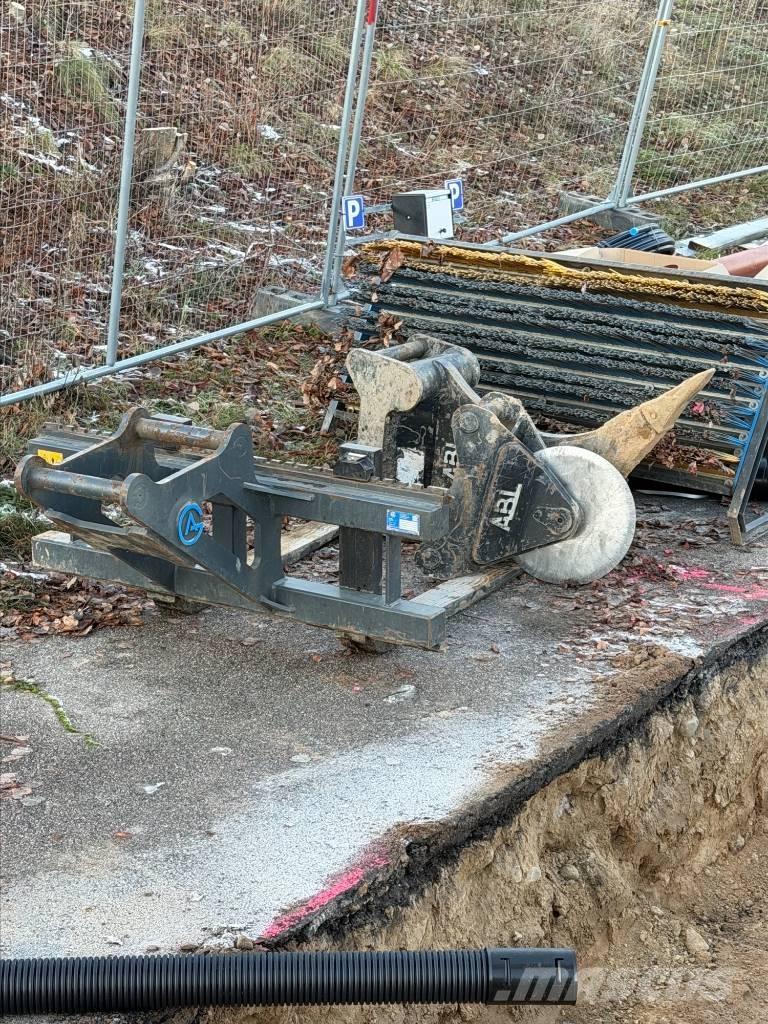 CAT M318 Gravemaskiner på hjul