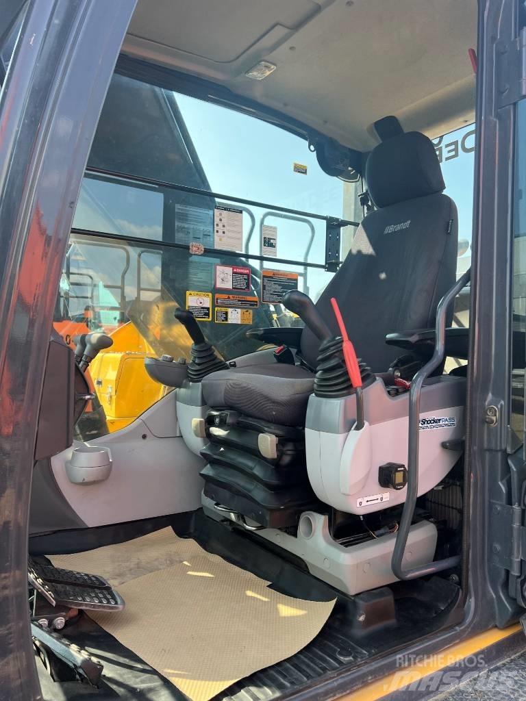 John Deere 300 Gravemaskiner på larvebånd