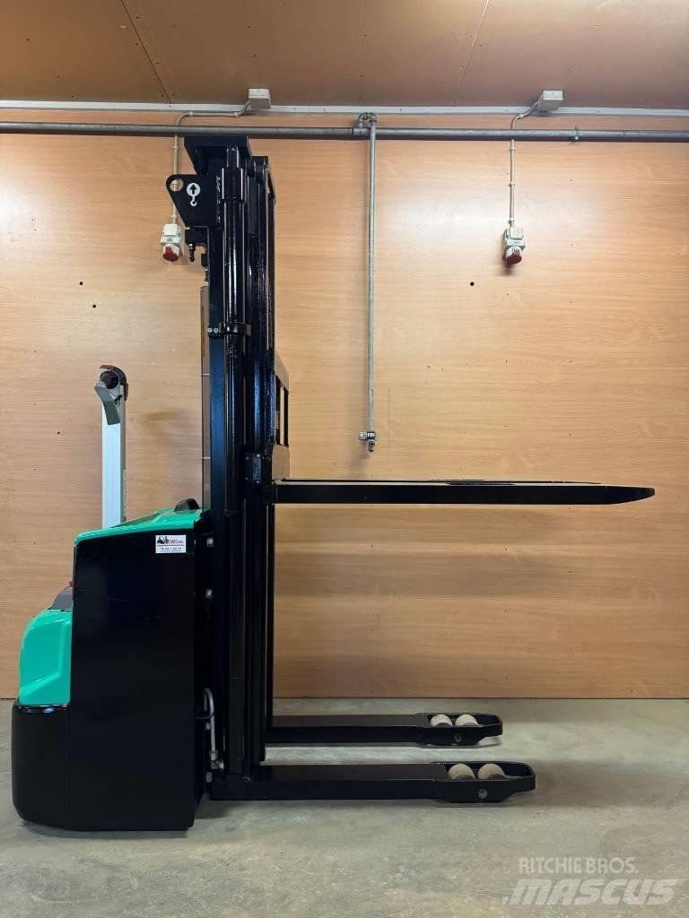 Mitsubishi SBP 12 N2 Gaffelstabler med gående fører