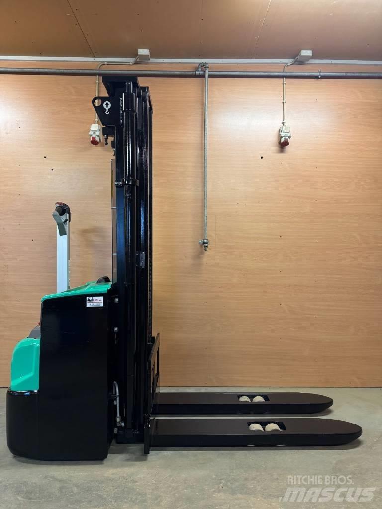 Mitsubishi SBP 12 N2 Gaffelstabler med gående fører
