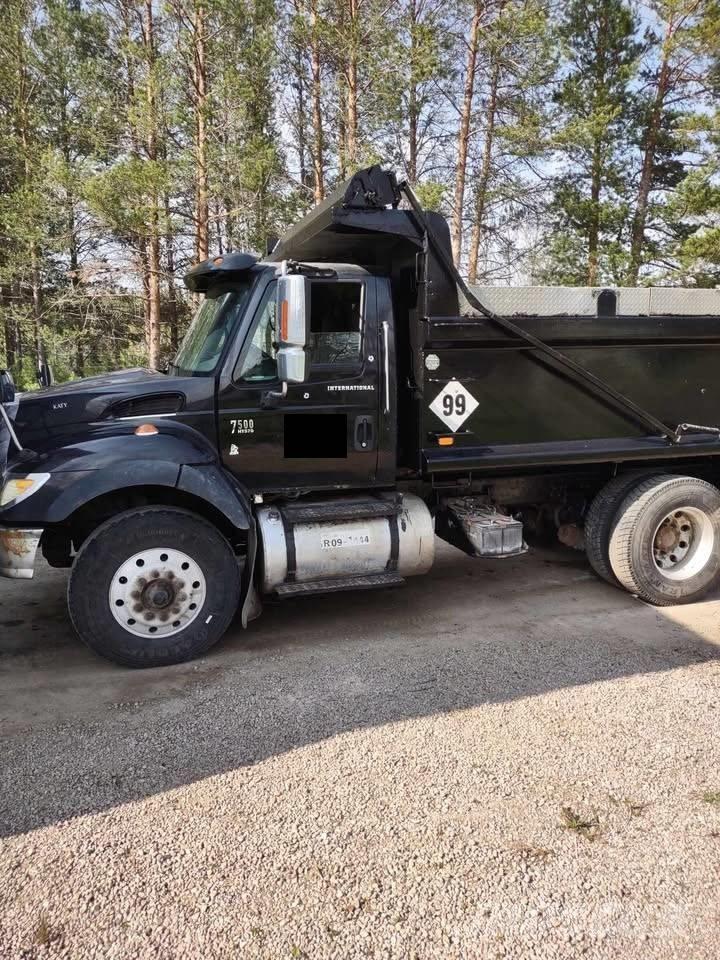 International 7500 Lastbiler med tip