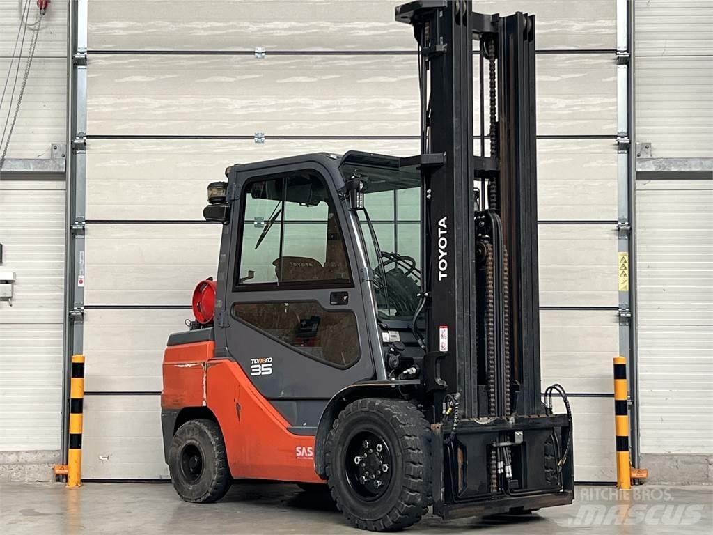 Toyota 8FGJF35 LPG gaffeltrucks