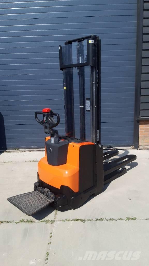 BT SWE 120 Selvkørende stablere