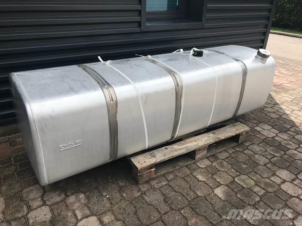 DAF 850 L Brændstof- og tilsætningstank.