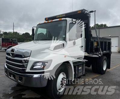 Hino L7 Lastbiler med tip