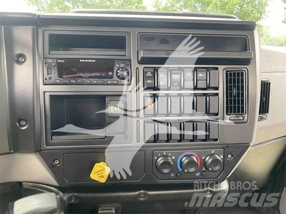 Mack MD6 Lastbil med lad/Flatbed