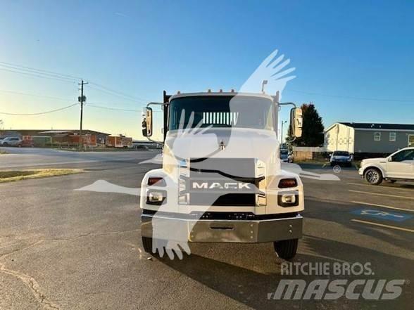 Mack MD6 Lastbil med lad/Flatbed