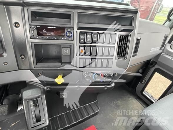 Mack MD6 Lastbil med lad/Flatbed