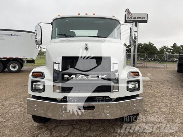 Mack MD6 Lastbil med lad/Flatbed