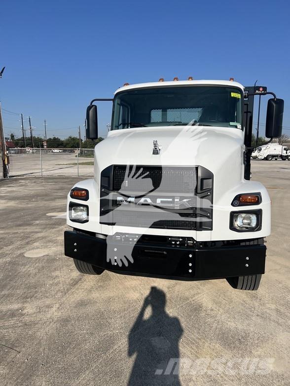 Mack MD6 Lastbil med lad/Flatbed