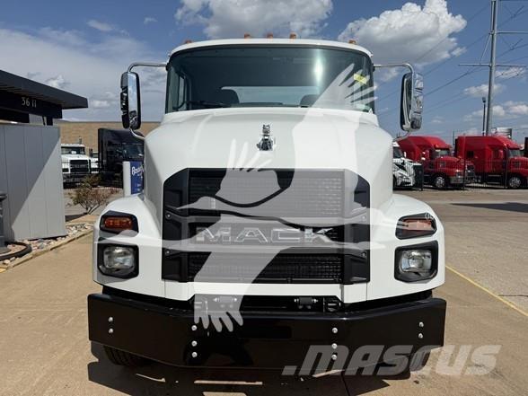 Mack MD7 Chassis