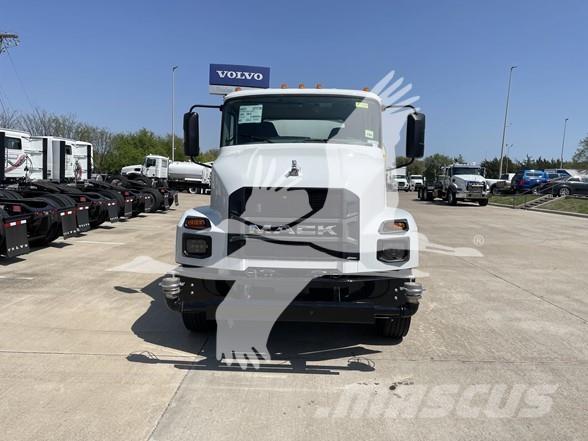 Mack MD7 Tankbiler