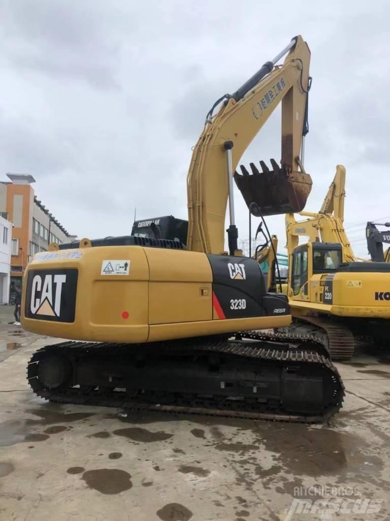 CAT 323 D Gravemaskiner på larvebånd