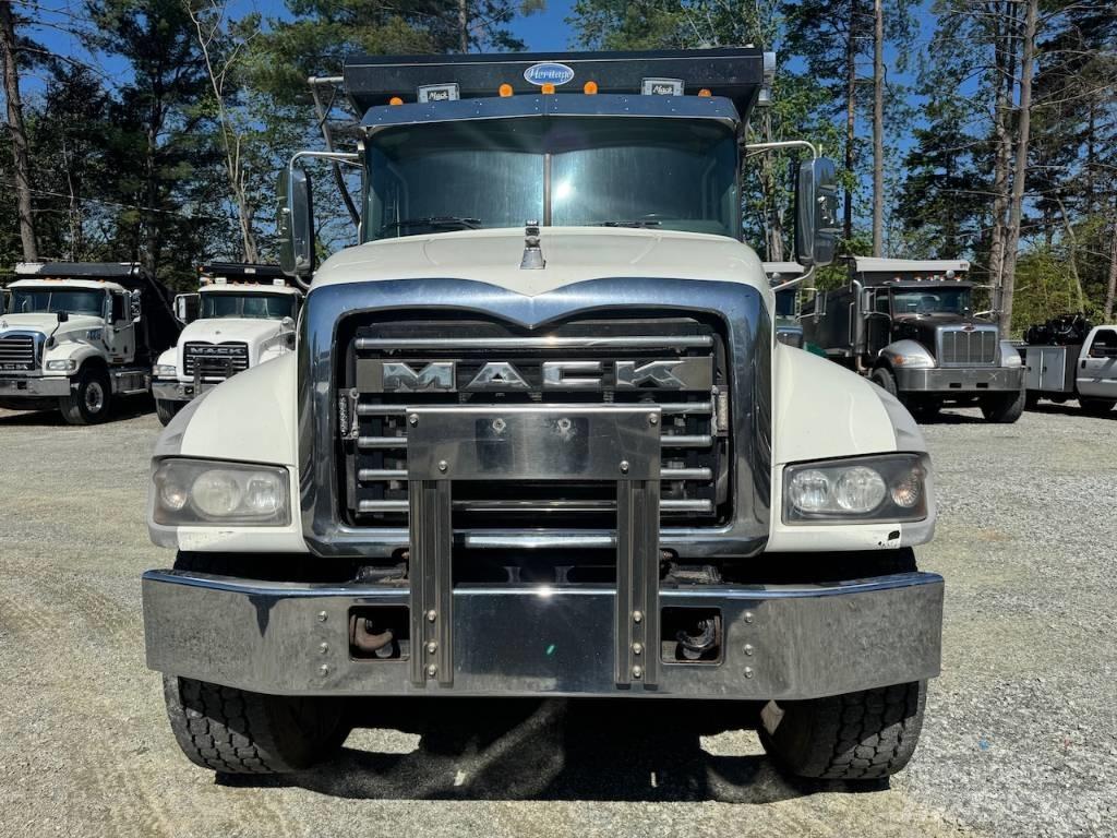 Mack GU713 Lastbiler med tip