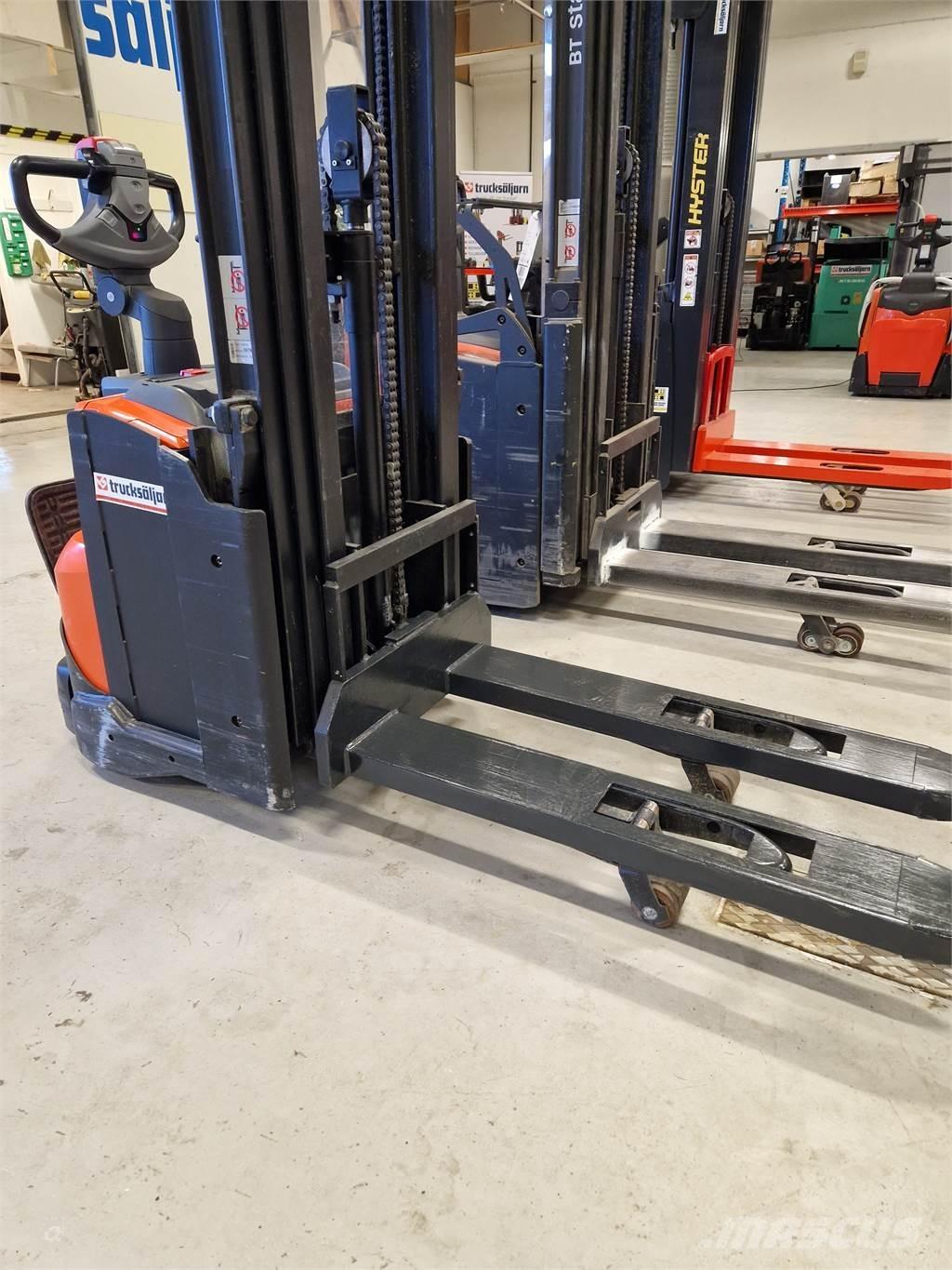 Toyota SWE120L Selvkørende stablere