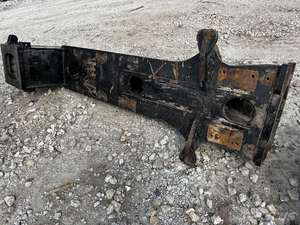 Komatsu 895 Chassis og suspension