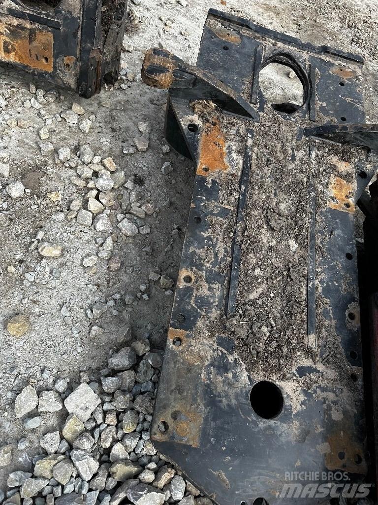 Komatsu 895 Chassis og suspension