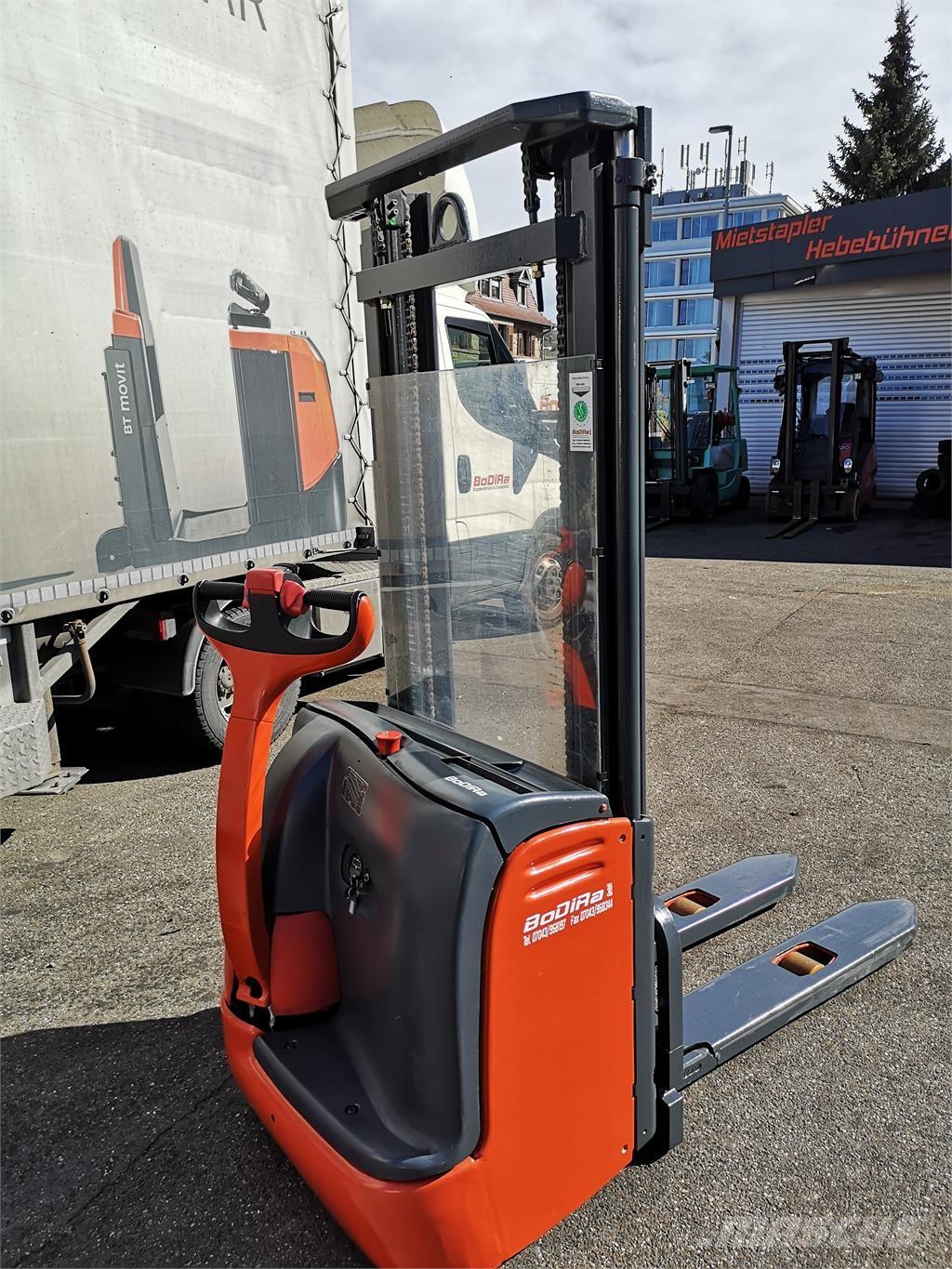 Linde L12 Selvkørende stablere