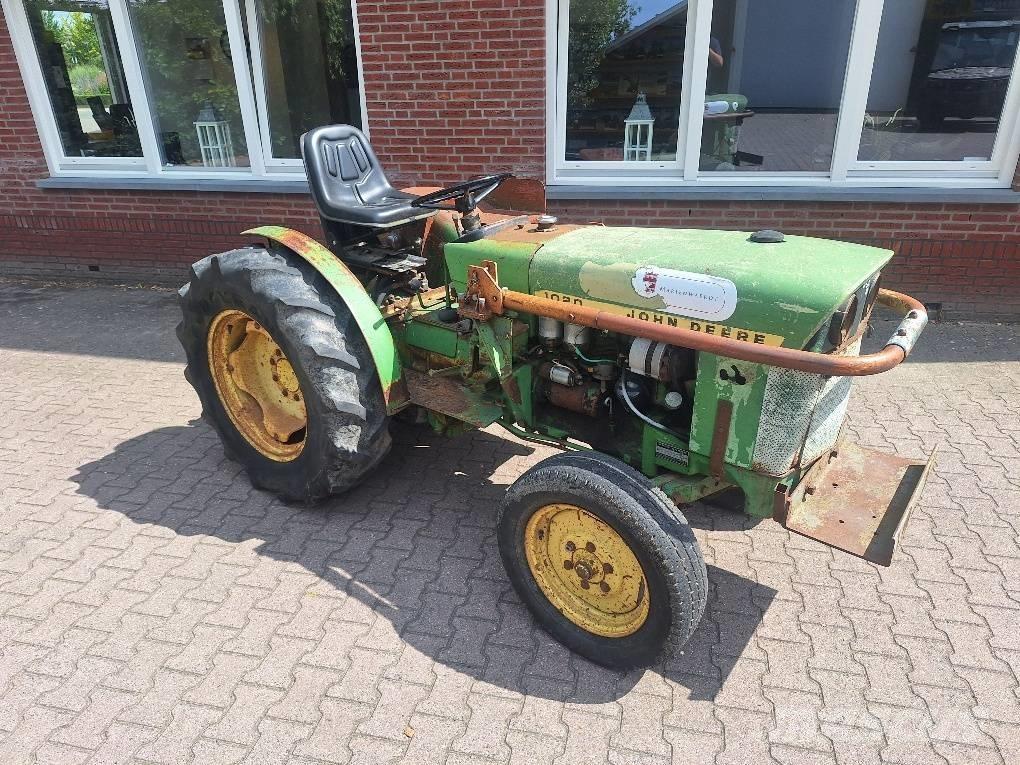 John Deere 1020 Traktorer
