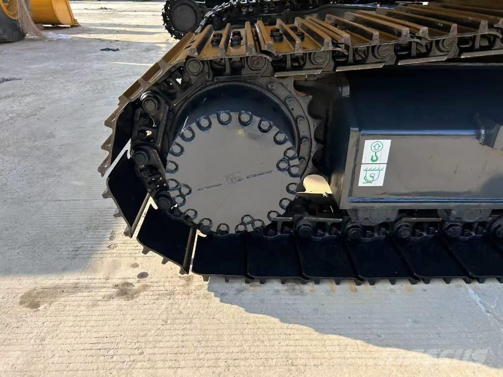 Komatsu 220 Gravemaskiner på larvebånd