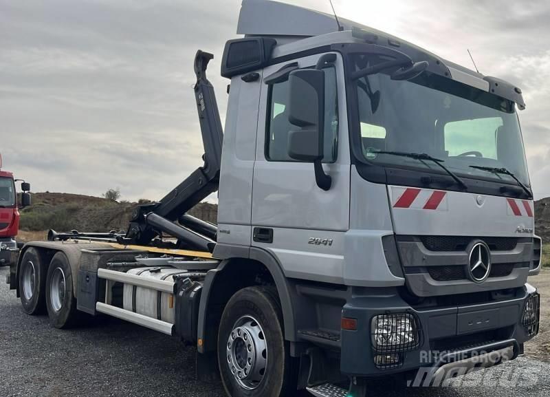 Mercedes-Benz 2641 Lastbiler med containerramme / veksellad