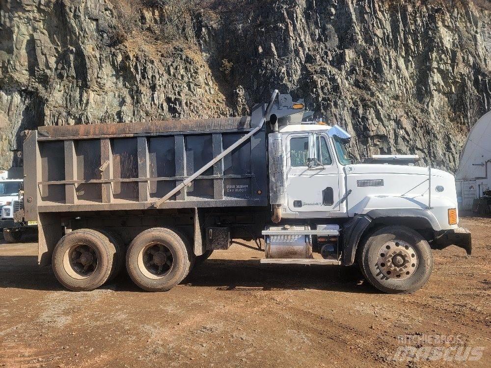 Mack CL 713 Lastbiler med tip