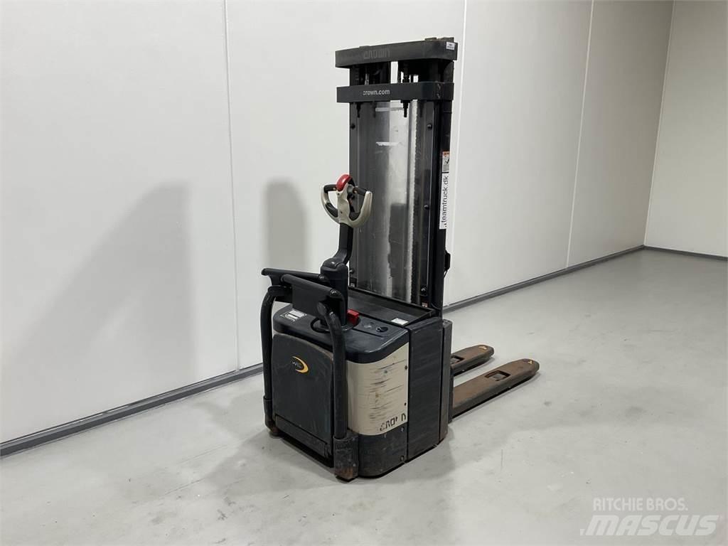 Crown WE2300S Selvkørende stablere