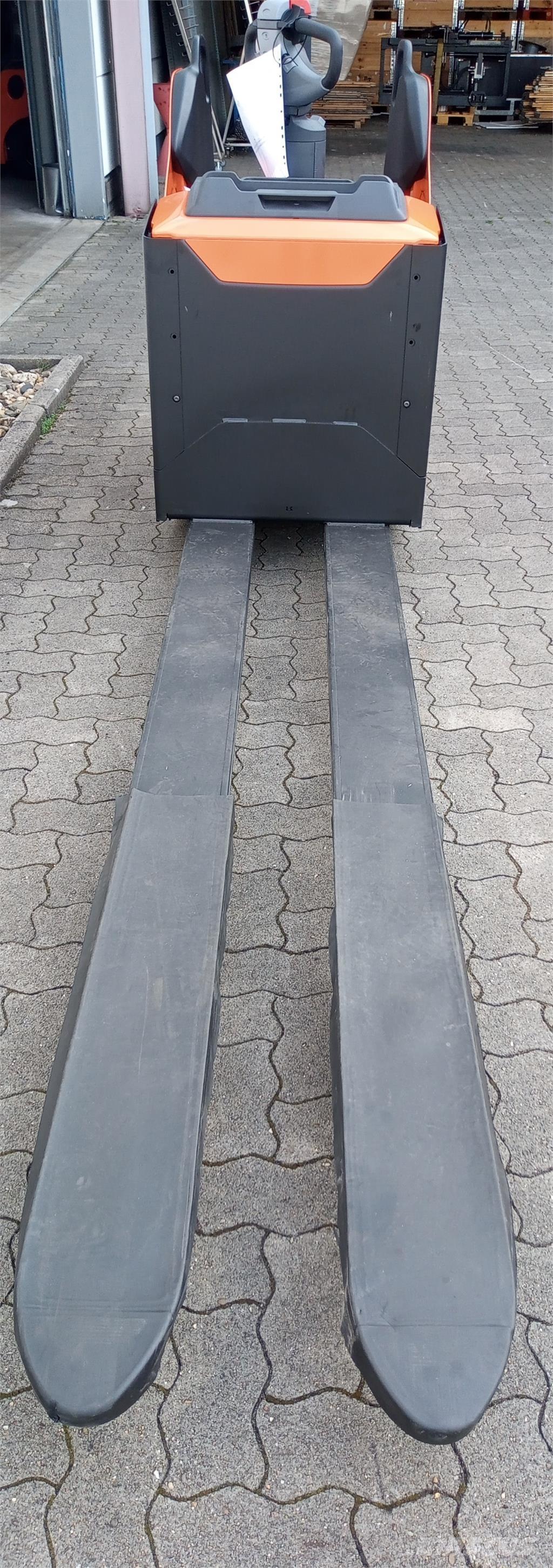 Toyota LPE 250 Gaffelstabler med gående fører