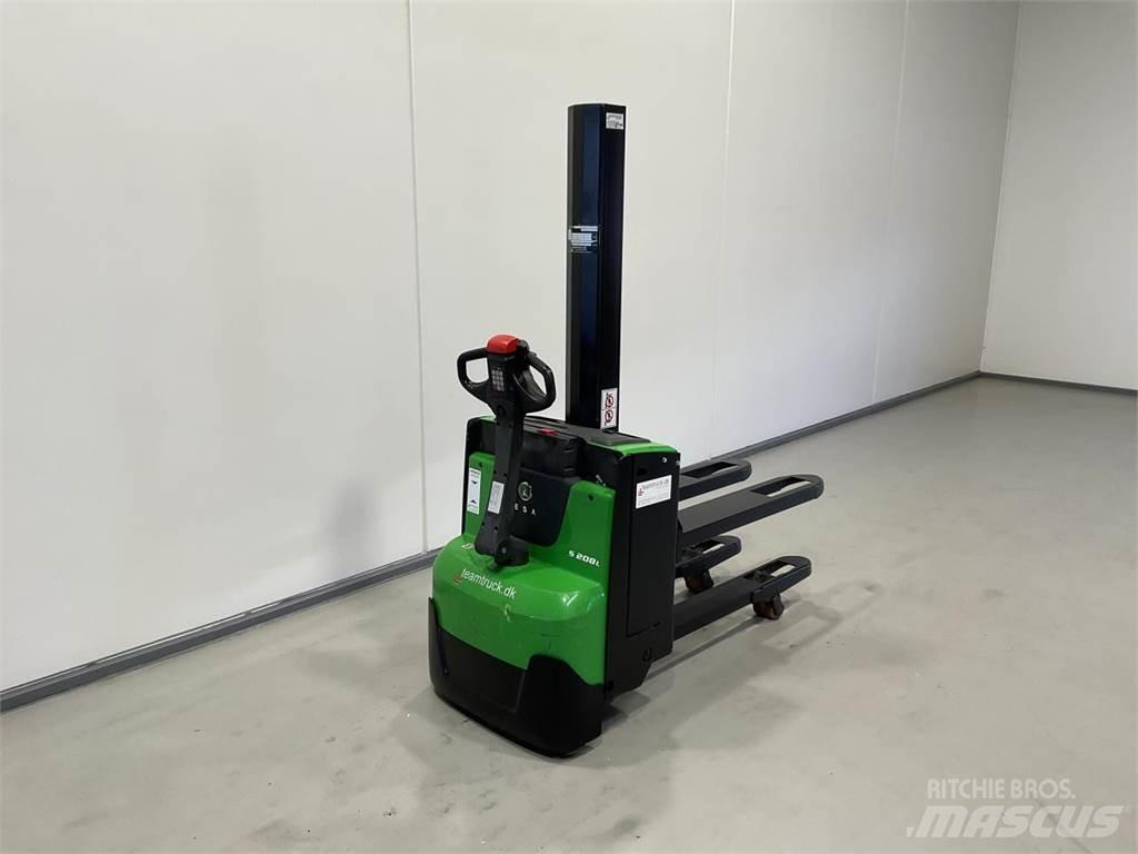 Cesab S208L Selvkørende stablere