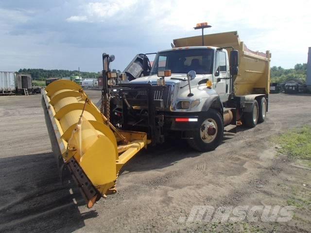 International 7400 Sneskovle og -plove