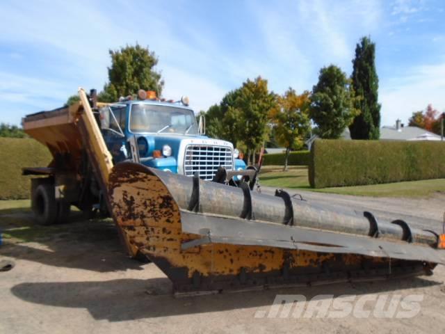 Ford LTL 9000 Sneskovle og -plove