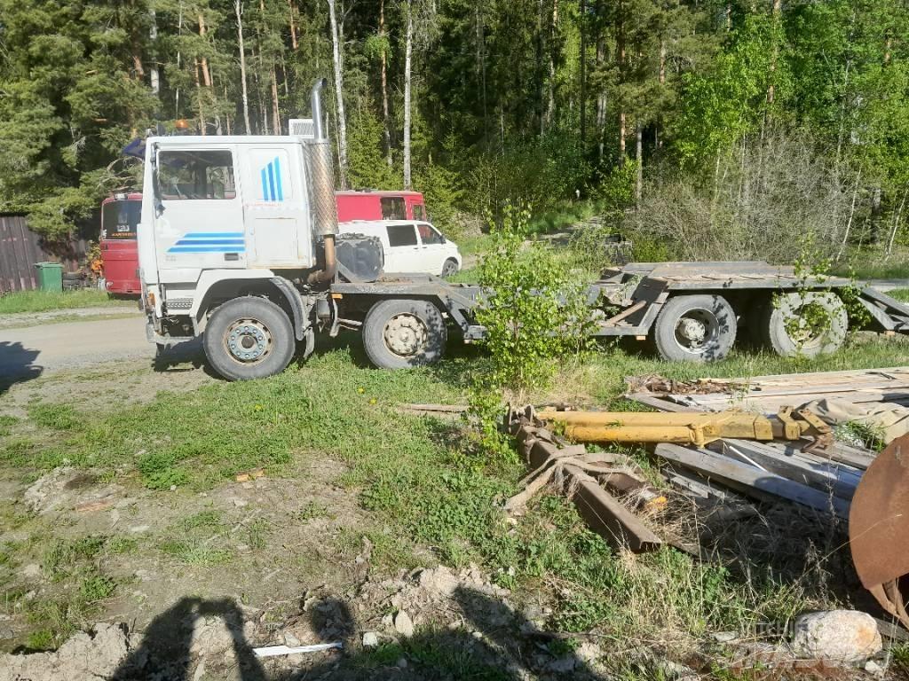 Volvo F12 Lastbil med lad/Flatbed